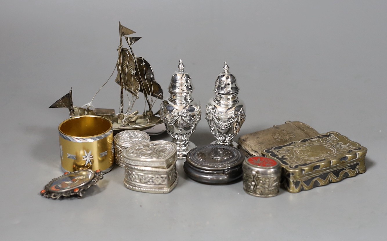 Mixed collectables including a silver vesta, pair of silver pepperettes, modern silver pill box and seven other items.